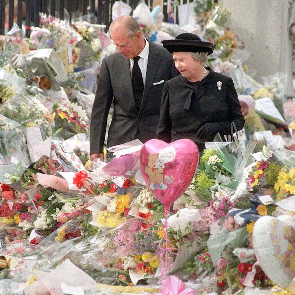 Diana autóbalesetét és halálát követően a királyi család elzárkózott. Ezen reakció a közvélemény vádjába ütközött, hogy a királynő nem reagált a hangulatnak megfelelően. 
