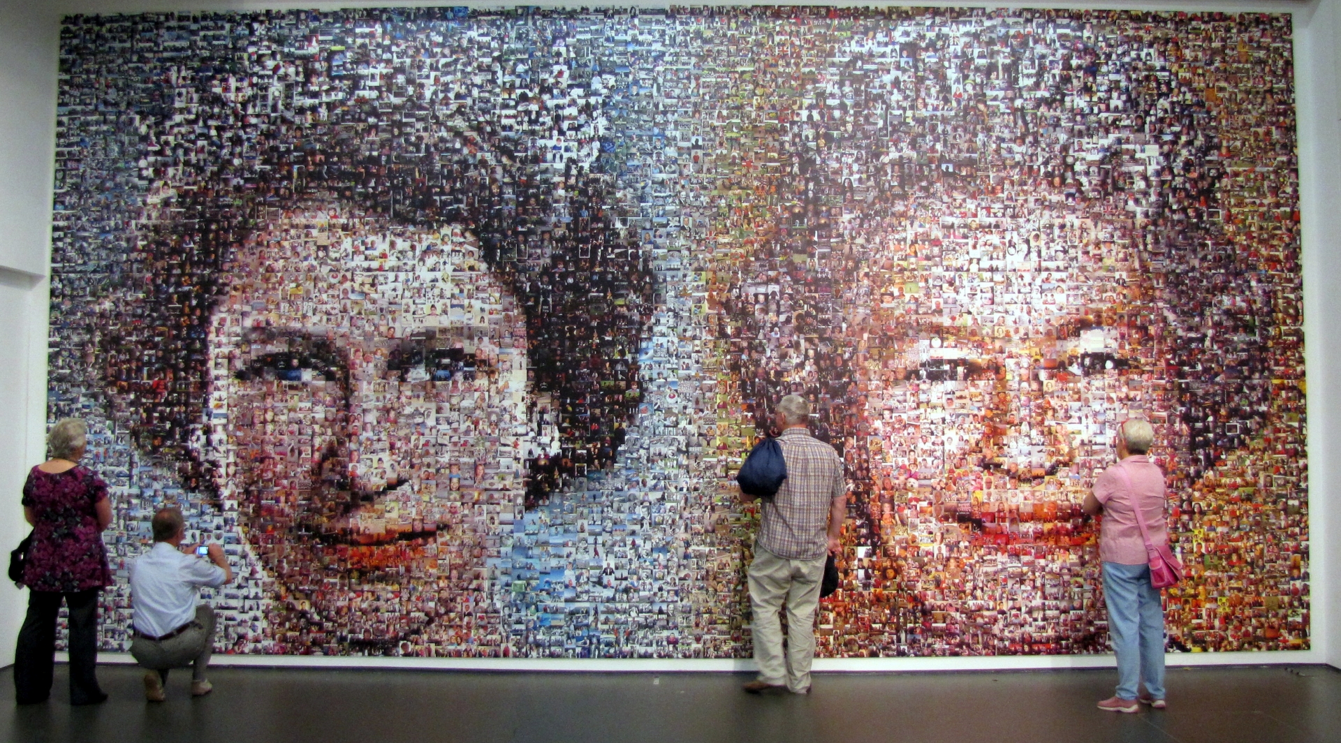 Mozaik a dél-angliai Eastbourne-ben, amelyet több mint 5000 képből állítottak össze a királynő gyémántjubileumára. Forrás: Wikipédia/Abuk Sabuk