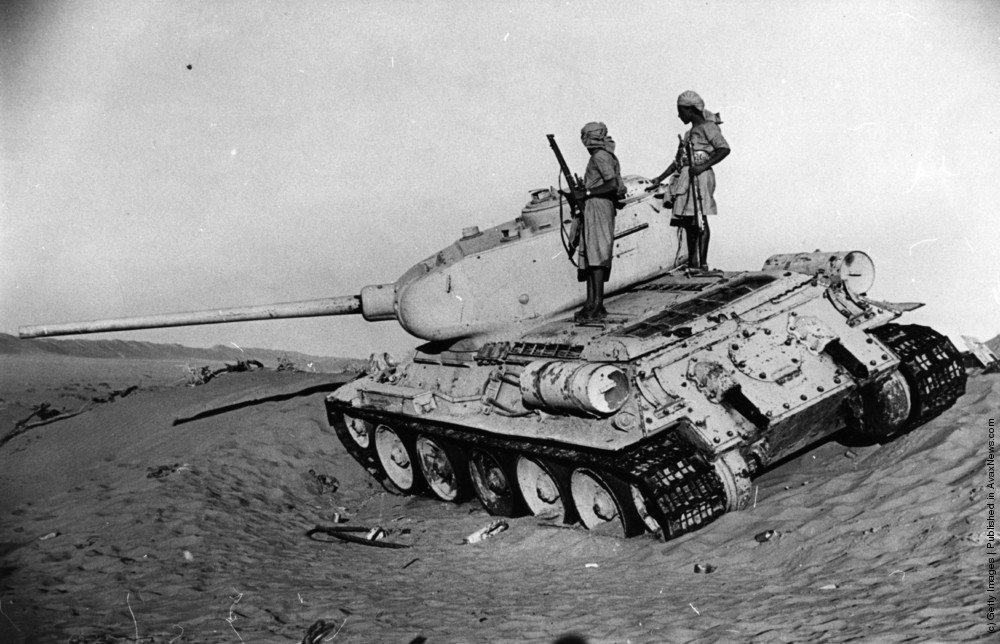 Egy elakadt T-34/85 harckocsi a jemeni hegyekben. Az egyiptomi hadvezetés kezdetben egyáltalán nem tanulmányozta a topográfiai térképeket és többször "tankokkal akartak felmenni a hegyre". Ennek meg is volt az eredménye.. Kép forrása: Link